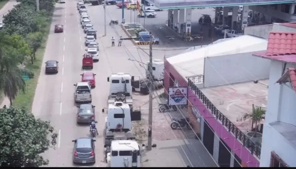 Largas filas en un surtidor de Santa Cruz, este martes. Foto: Red Uno