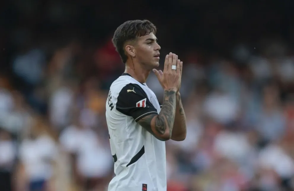 Enzo Barrenechea, centrocampista argentino que juega en el Valencia español. Foto: EFE