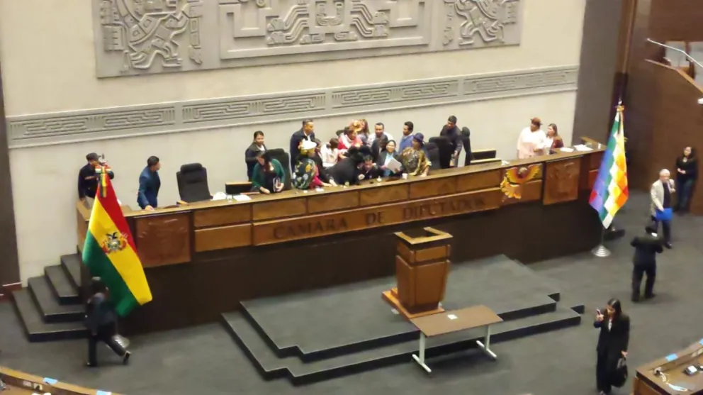 La toma de testera ocurrió al inicio de la sesión. Foto: Paulo Lizárraga A. / Visión 360 