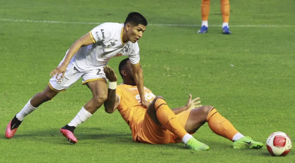 Una incidencia del partido entre Royal Pari y Real Santa Cruz del Clausura. Foto: APG.