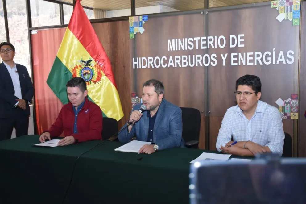 Autoridades de hidrocarburos brindan conferencia de prensa. Foto: APG