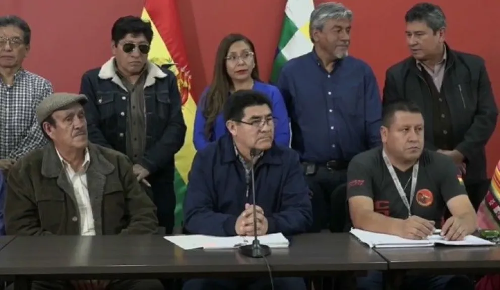 Omar Veliz, ministro de Educación, acompañada por autoridades del sector, brinda conferencia de prensa. Foto: captura