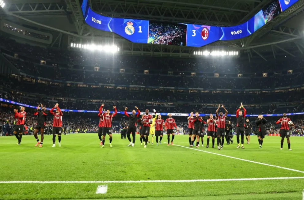 la celebración del equipo italiano luego de imponerse a los madridistas. Foto: AC Milan