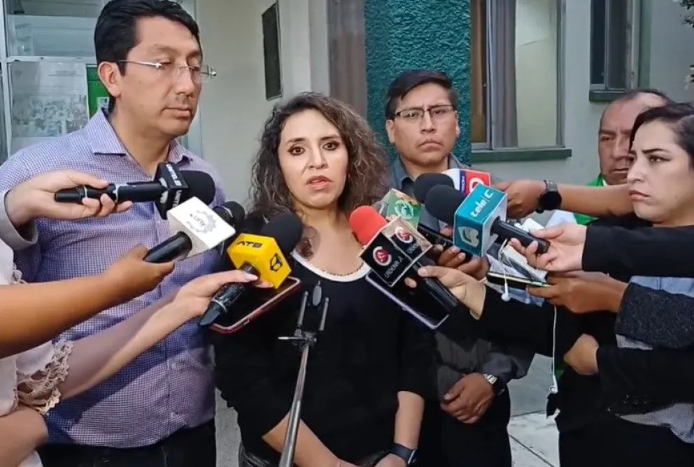 María Renée Castro, ministra de Salud, brinda conferencia de prensa en el ingreso al hospital Obrero, en la ciudad de Cochabamba. Foto: captura
