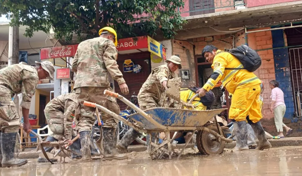 Militares ayudan a las familias afectadas por la torrencial lluvia en Tarija. Foto: ABI