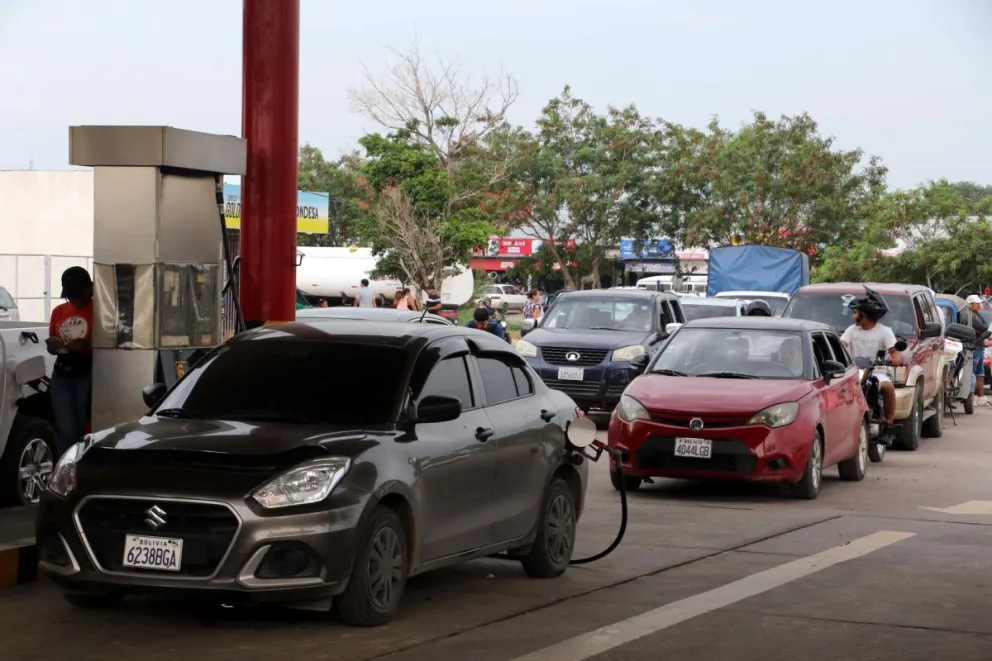 Filas de vehículos en un surtidor de meses pasados. Foto: APG