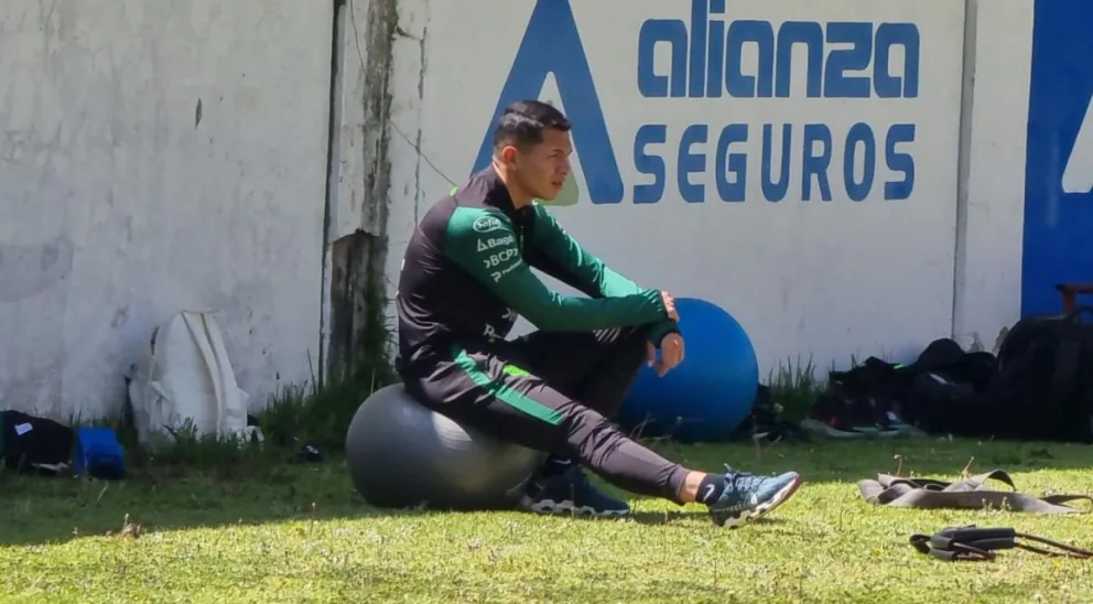 Martines observa la práctica de la Selección en Achumani. Foto: Marcelo Avendaño.
