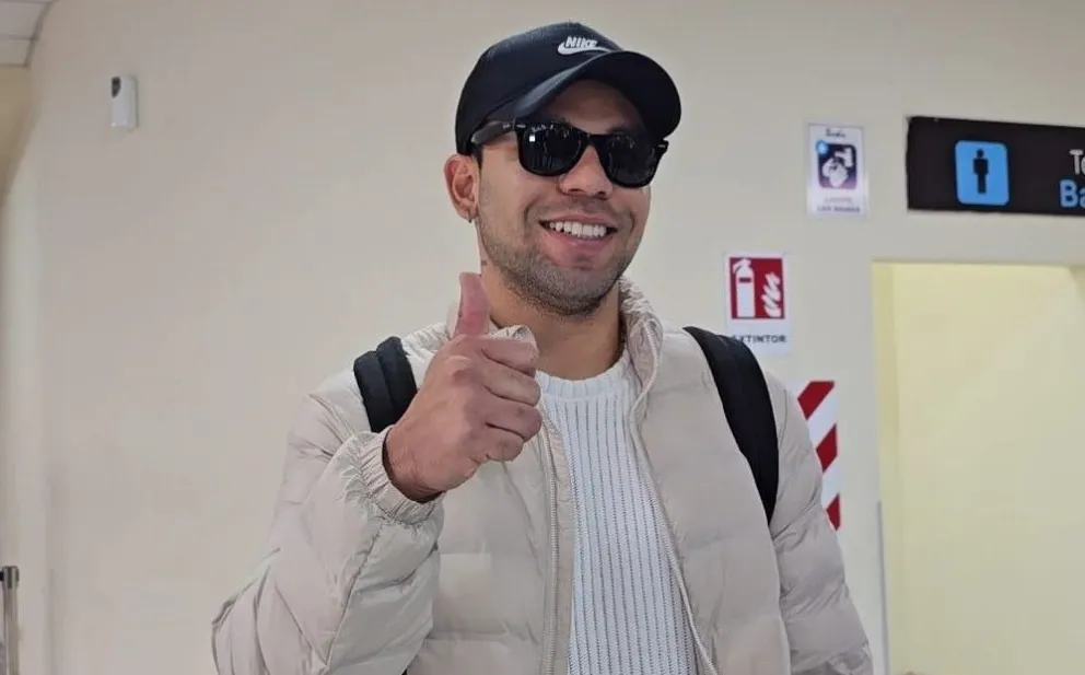 Carmelo Algarañaz con el pulgar derecho arriba a su llegada al aeropuerto de El Alto. Foto: Sports 360.