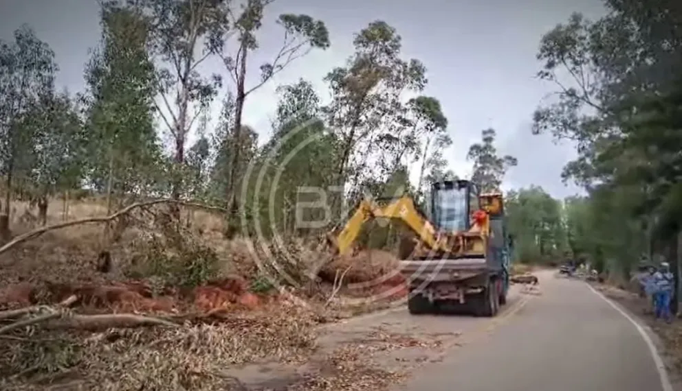 Maquinaria de la ABC desbloquea una ruta en Mizque, Cochabamba. Foto: Captura de video