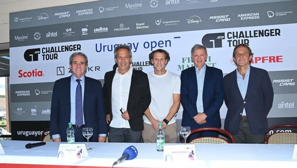 Forlán (de blanco) en la presentación oficial del torneo. Foto: Uruguay Open.
