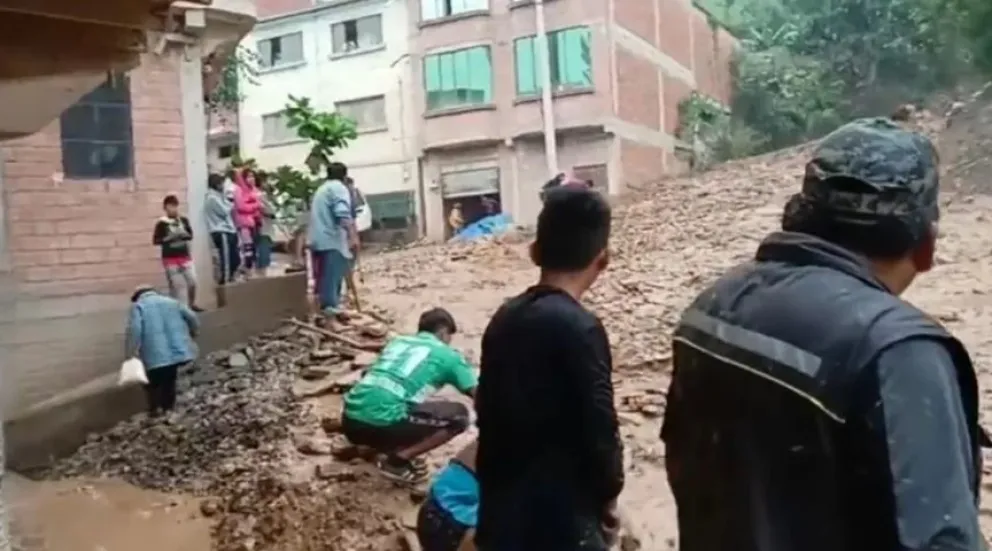 Pobladores de Las Mercedes observan la riada en la población. Foto: ultimahora.com.bo