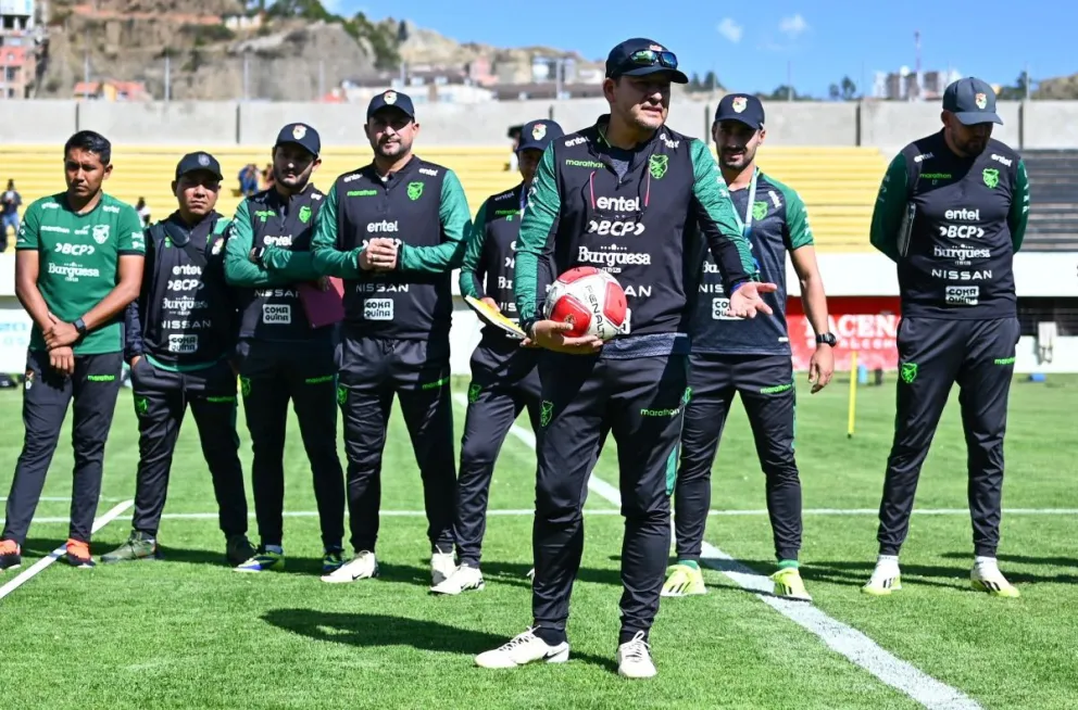 El técnico Óscar Villegas junto a los integrantes de su cuerpo técnico en una práctica en Achumani. Foto: FBF