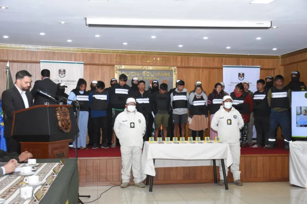 El ministro de Gobierno, Eduardo Del Castillo, presenta a las personas aprehendidas. Foto: APG