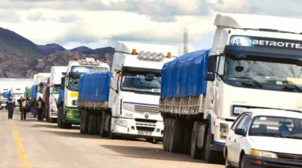 Camiones parados en plena carretera a causa de los bloqueos. Foto: APG