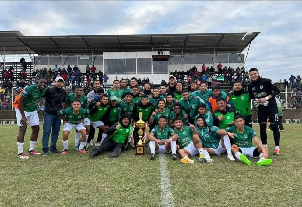 El equipo de Olimpía Petrolero que ganó en su reducto a la U. Foto CP