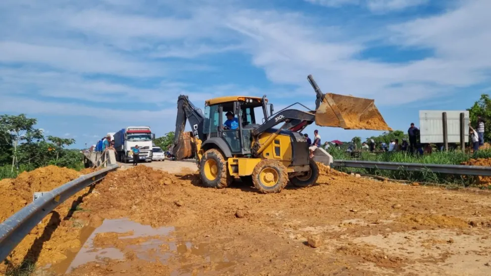 Limpieza de vías que fueron bloqueadas. Foto: radio Kawsachum Coca
