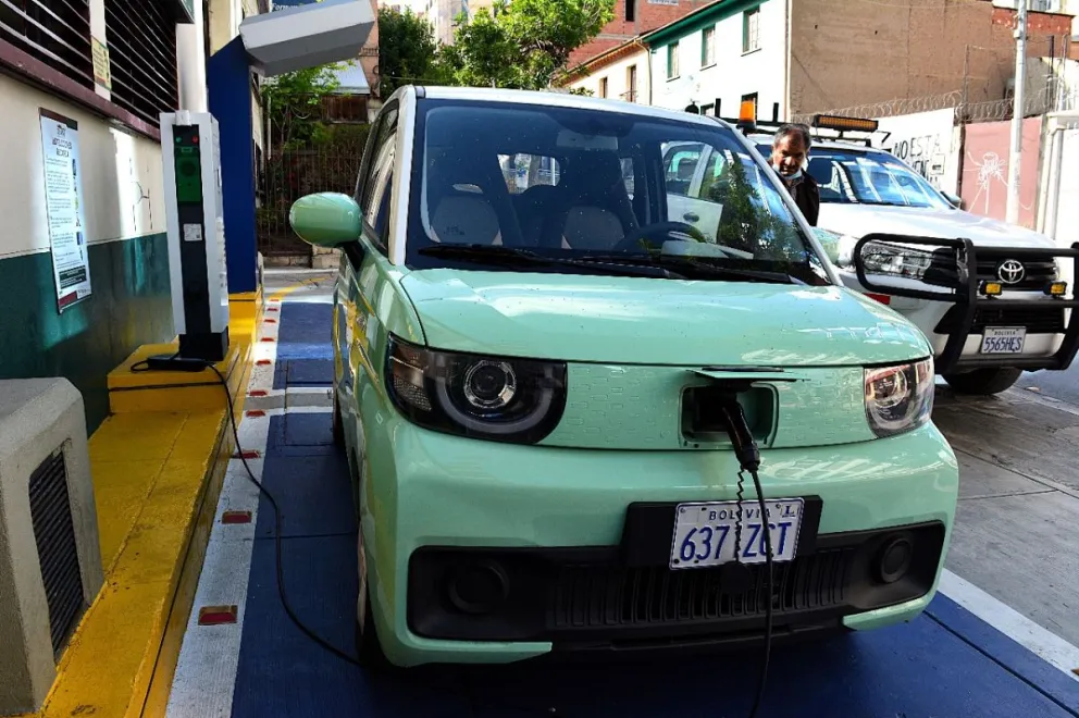 Un vehículo eléctrico en el punto de recarga de Miraflores, en la urbe paceña.  Foto: Leny Chuquimia / visión360