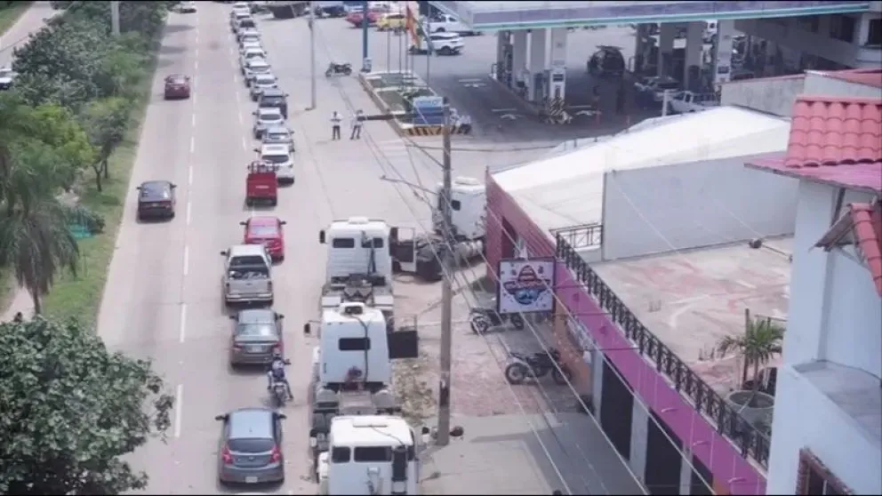 Una vista aérea de las filas que forman los vehículos en Santa Cruz a la espera de cargar combustible. Foto: Red Uno
