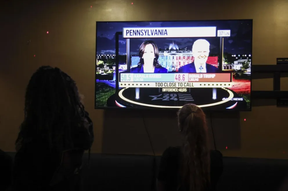 Personas observan los resultados de la votación en las elecciones presidenciales. Foto: EFE