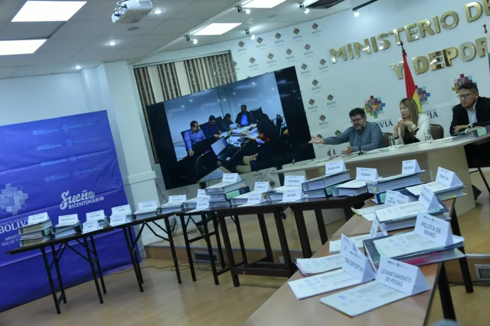 Autoridades del Viceministerio de Deportes muestras las solicitudes que recibieron. Foto: Ministerio de Salud y Deportes.
