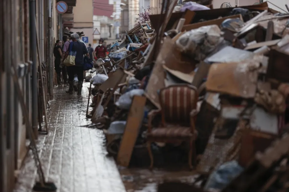 Voluntarios y vecinos trabajan para despejar una calle de Paiporta (Valencia). Foto: EFE