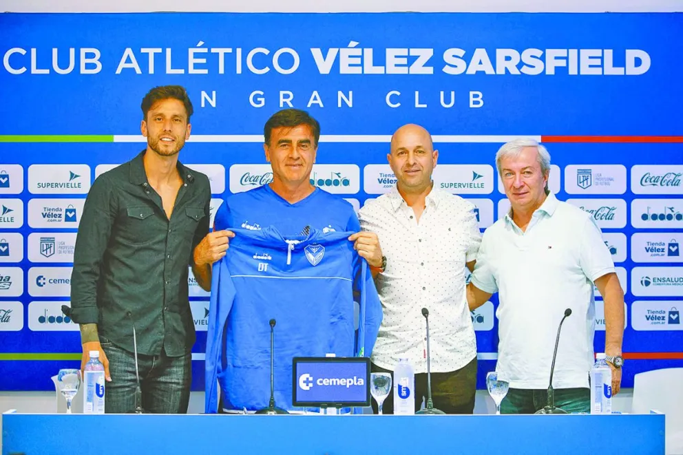 Quinteros y los directivos de Vélez el día de su presentación. Foto: club Vélez Sarsfield