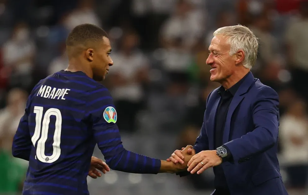 Una imagen de archivo de Kylian Mbappe (izq.) junto al seleccionador francés, Didier Deschamps. Foto: EFE