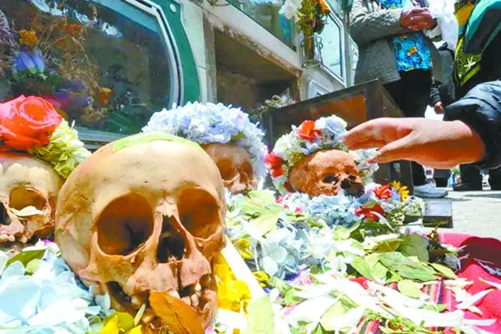 Las ñatitas son festejadas en el Cementerio General el 8 de noviembre. Se las engalana con flores y se les entrega ofrendas. FOTO: AMUN