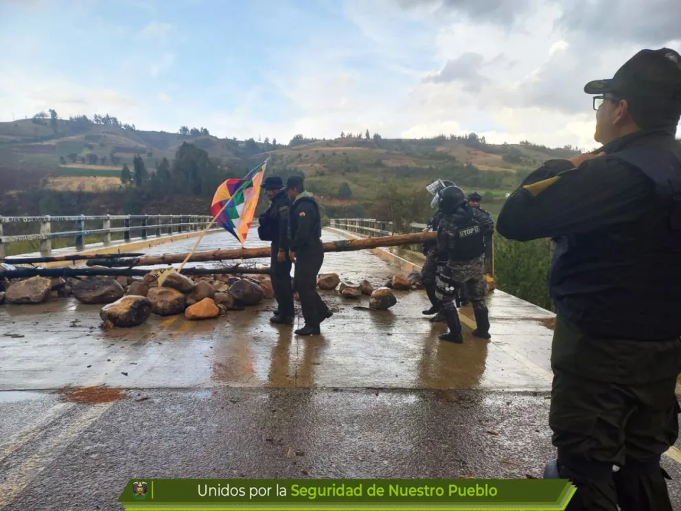 Efectivos intentan limpiar las piedras y troncos en un punto de bloqueo protagonizado por sectores afines al expresidente Evo Morales. Foto: ABI