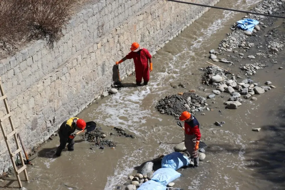 Trabajadores municipales en uno de los ríos de la ciudad. Foto: AMUN
