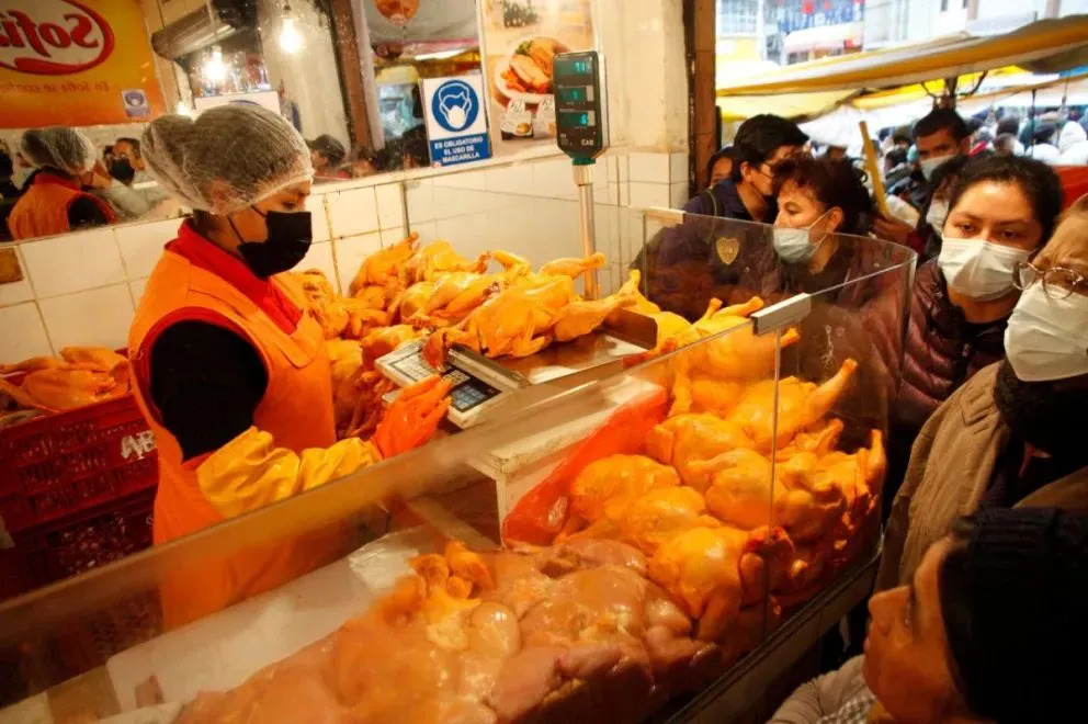 Venta de carne de pollo en La Paz. FOTO: ABI