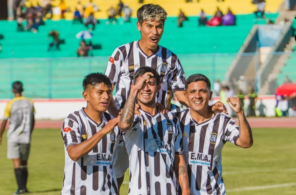 Los orureños celebran el segundo tanto de Navarro en el Bermúdez. Foto: OR