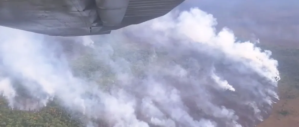 Captura de pantalla de la red Unitel del sobrevuelo sobre la zona de incendio. FOTO: Unitel