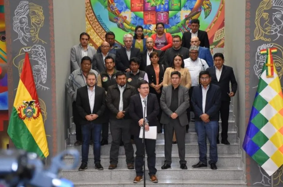 Los ministros y representantes de sectores en la Casa Grande del Pueblo, este jueves. Foto: APG