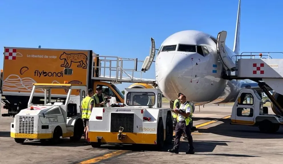 Un avión asistido por los servicios, en un aeropuerto argentino. Foto: Infobae