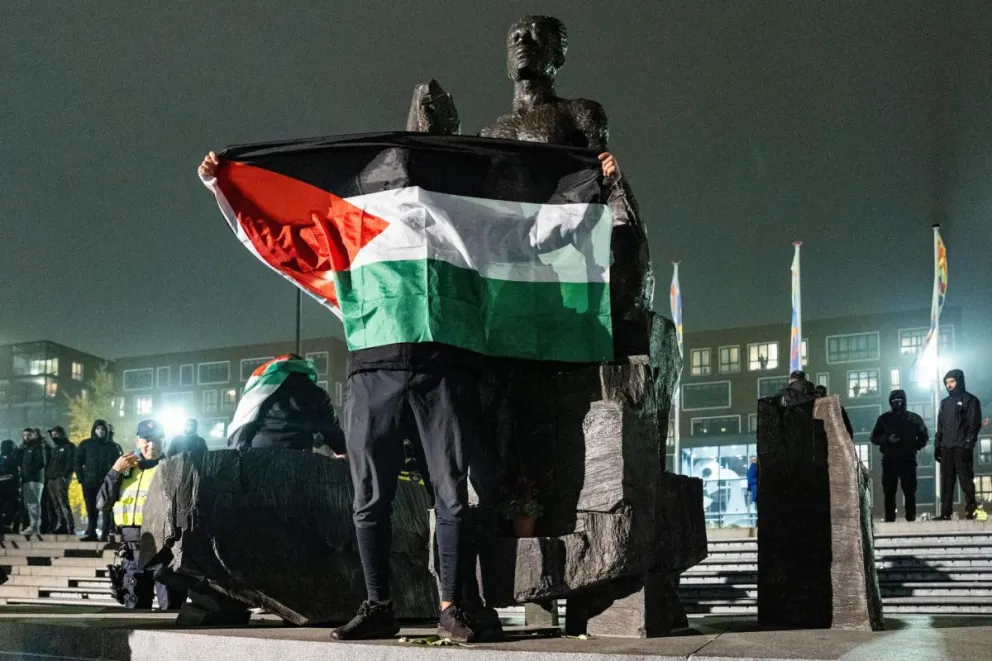 Personas con banderas palestinas en el exterior del estadio Johan Cruiff Arena de Ámsterdam. Foto: EFE