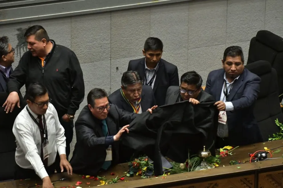El vicepresidente, protegido por su personal de seguridad. Foto: APG