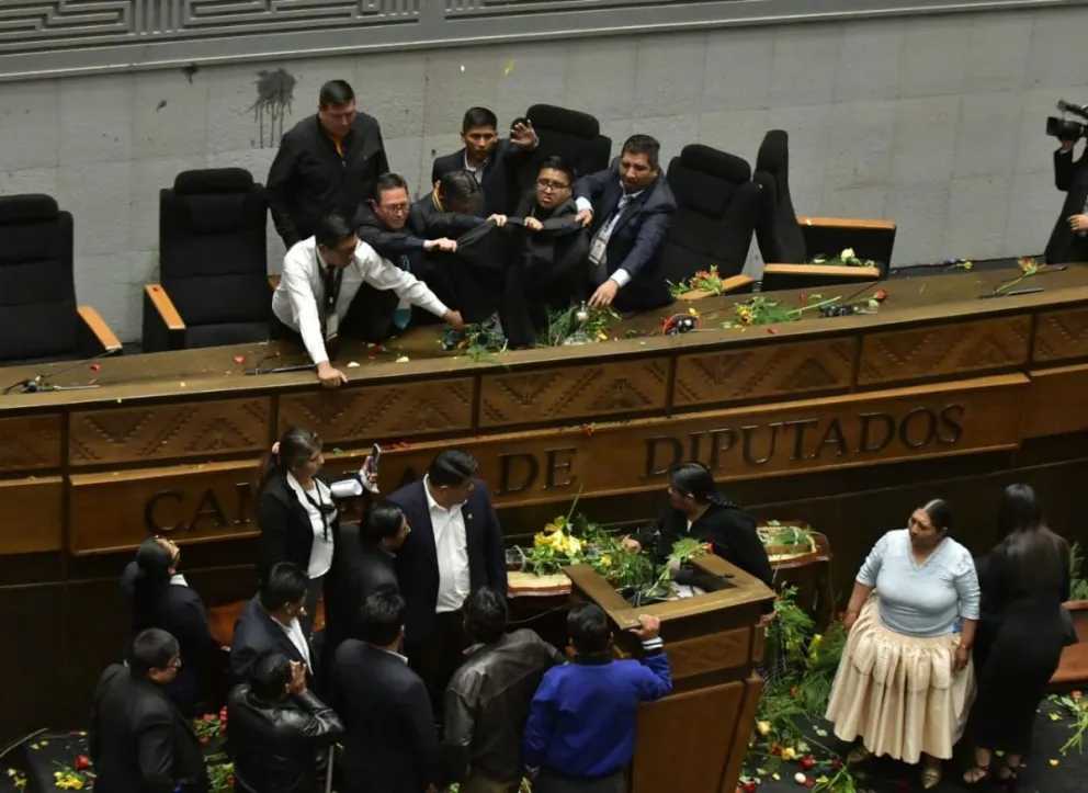 Las agresiones a Choquehuanca, esta mañana en la Asamblea. Foto: APG