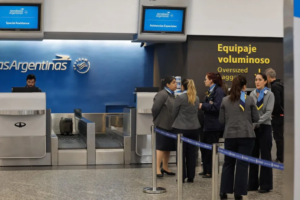 Trabajadores de Aerolíneas Argentinas en el aeroparque de la Ciudad de Buenos Aires. Foto: EFE