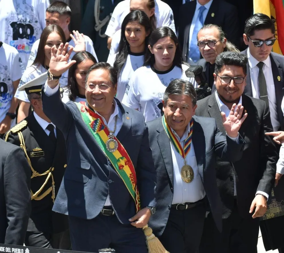 El presidente Luis Arce y el Vicepresidente David Choquehuanca saludan a sus seguidores en Plaza Murillo.. Foto APG