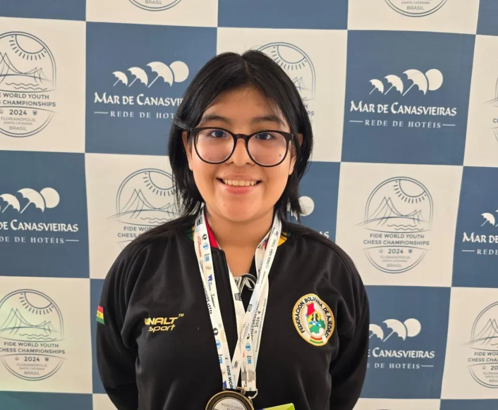Mollo con su medalla del Mundial. Foto: Federación Boliviana de Ajedrez.