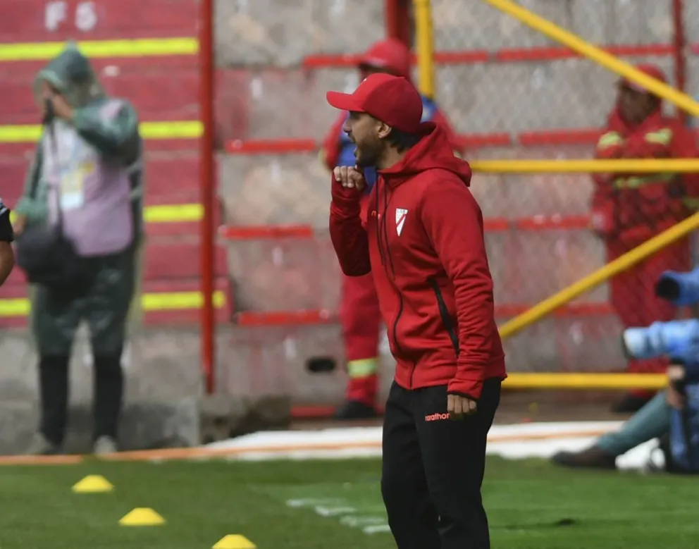 Biondi dirige a los millonarios en el partido que perdieron 1-5 con Bolívar. Foto: APG