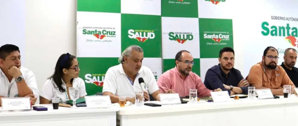 Los representantes de los salubristas cruceños. Foto: Unitel