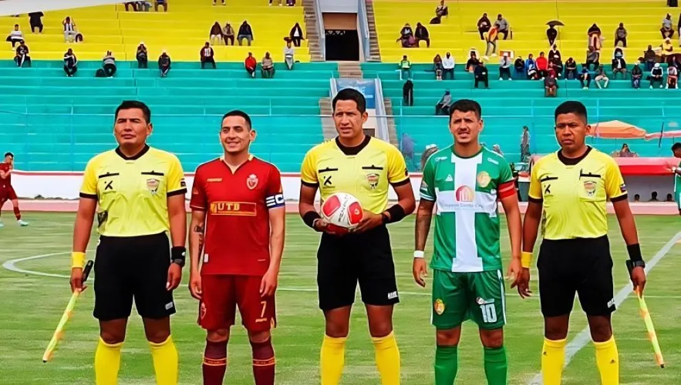 Capitanes y árbitros del choque de ida entre Totora Real Oruro y Ciudad Nueva Santa Cruz: Foto: FBF