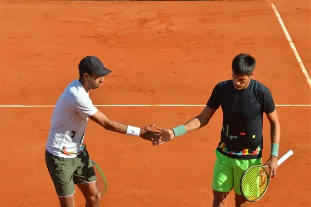 Arias (de blanco) junto a Zeballos en la final de este torneo del año pasado. Foto: Uruguay Open.