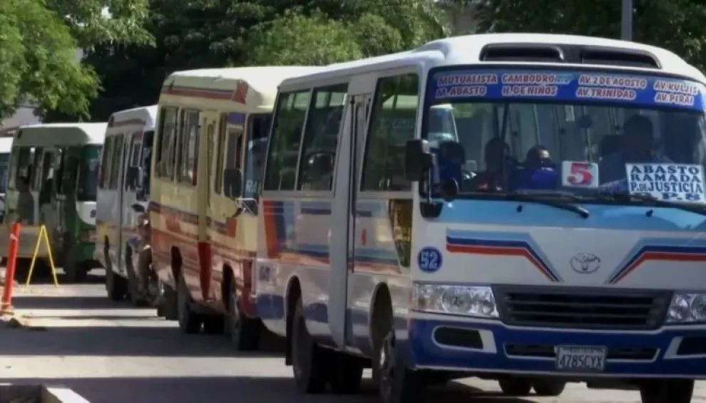 En Santa Cruz denuncian que algunas líneas de transporte subieron el pasaje a 3 bolivianos. Foto Captura red Uno.