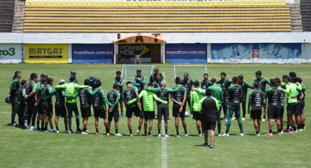 Miembros del cuerpo técnico y jugadores de la selección nacional reunidos en el centro de la cancha del estadio Rafael Mendoza en la mañana de este sábado. Foto: APG