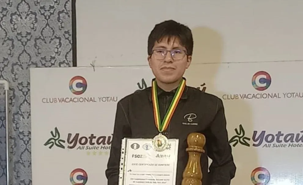 El ajedrecista paceño con uno de sus trofeos. Foto: Maveric Mayta.