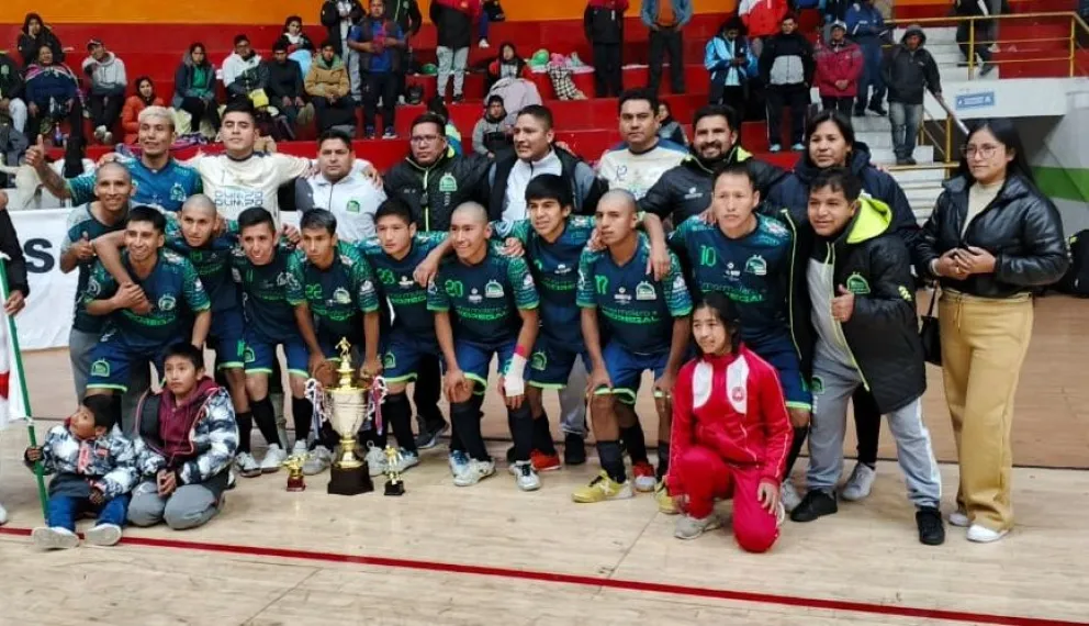 Los jugadores de Las Casas Constructora. Foto: Comisión de Futsal Bolivia.