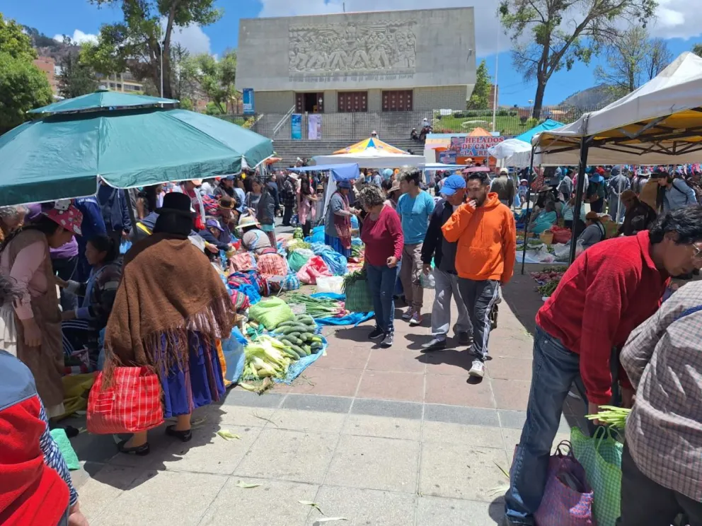 Compradores y vendedores del "Mercado del bien común". Foto: Jorge Soruco / Visión 360